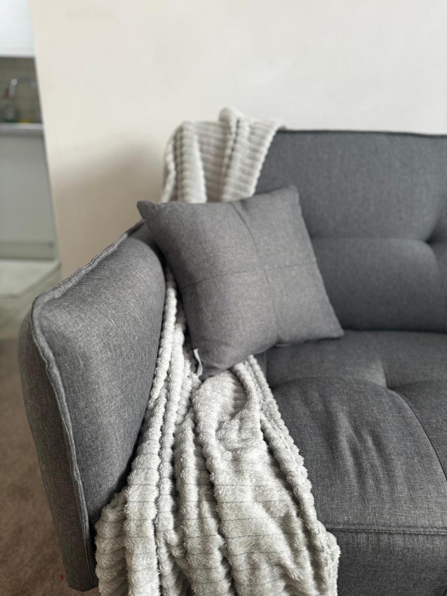 5 Min From Westfield, Stratford, , And Elizabeth Olympic Park With Free Netflix Apartment