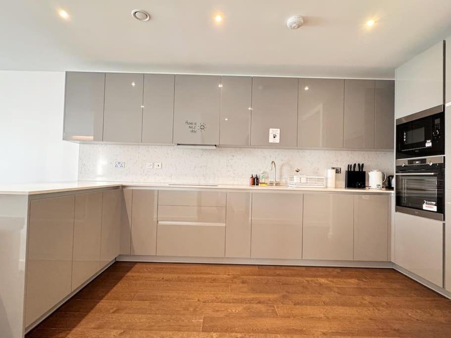 Charming Relaxing 3 Bedroom Walk To Tube Apartment *