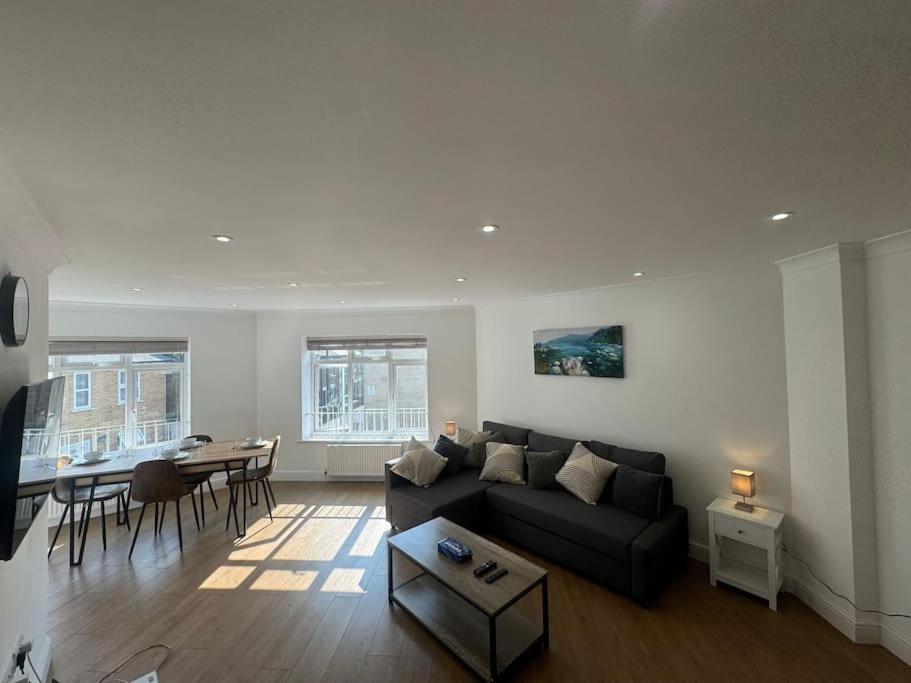 Apartment 2 Bedroom, Parking, Hounslow St