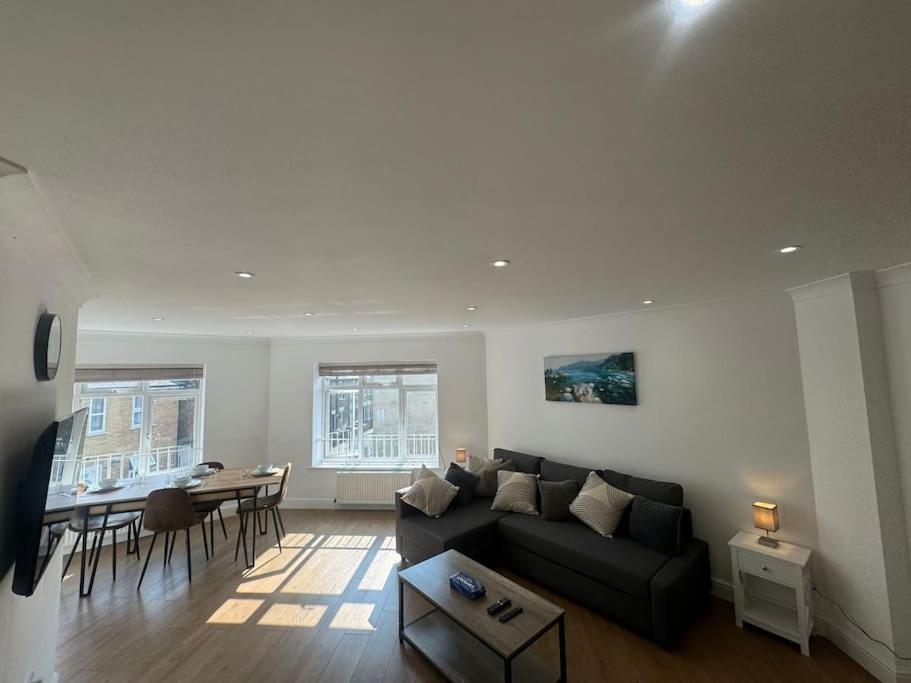 2 Bedroom, Parking, Hounslow St Apartment London