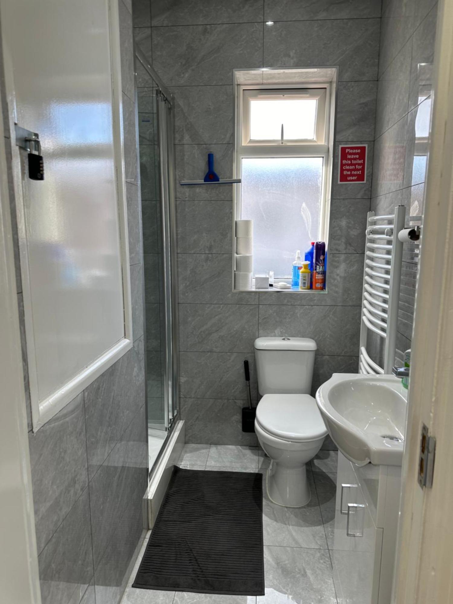 4th Flat With Private Own Bathroom A Luxury Family Setup And Furnished With Double Bed A Double Futon-sofa Bed A Single Futon Bed A Baby Cot And Garden And Free Parking *