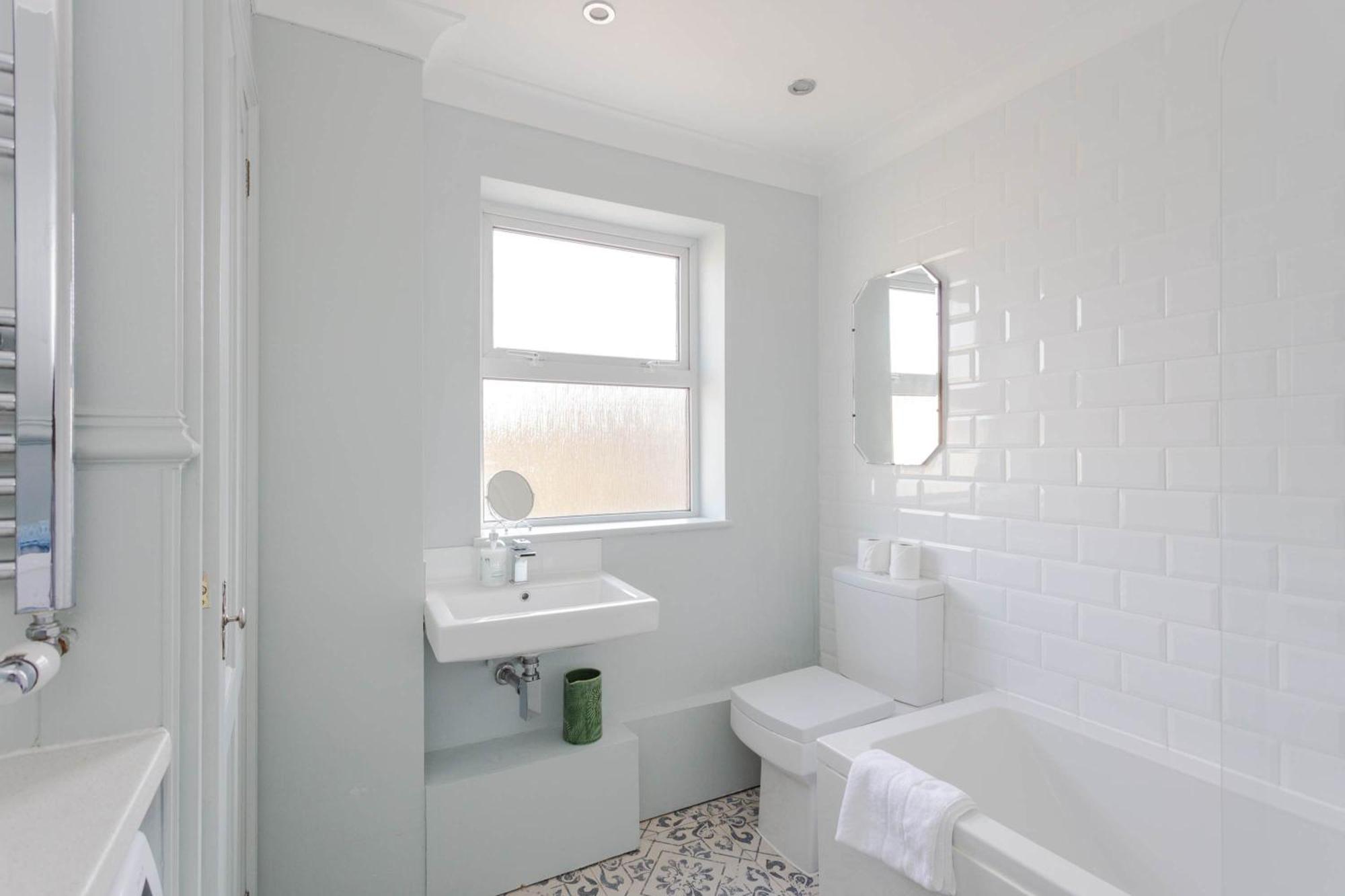 Newly Refurbished 4 Bedroom House In East Apartment