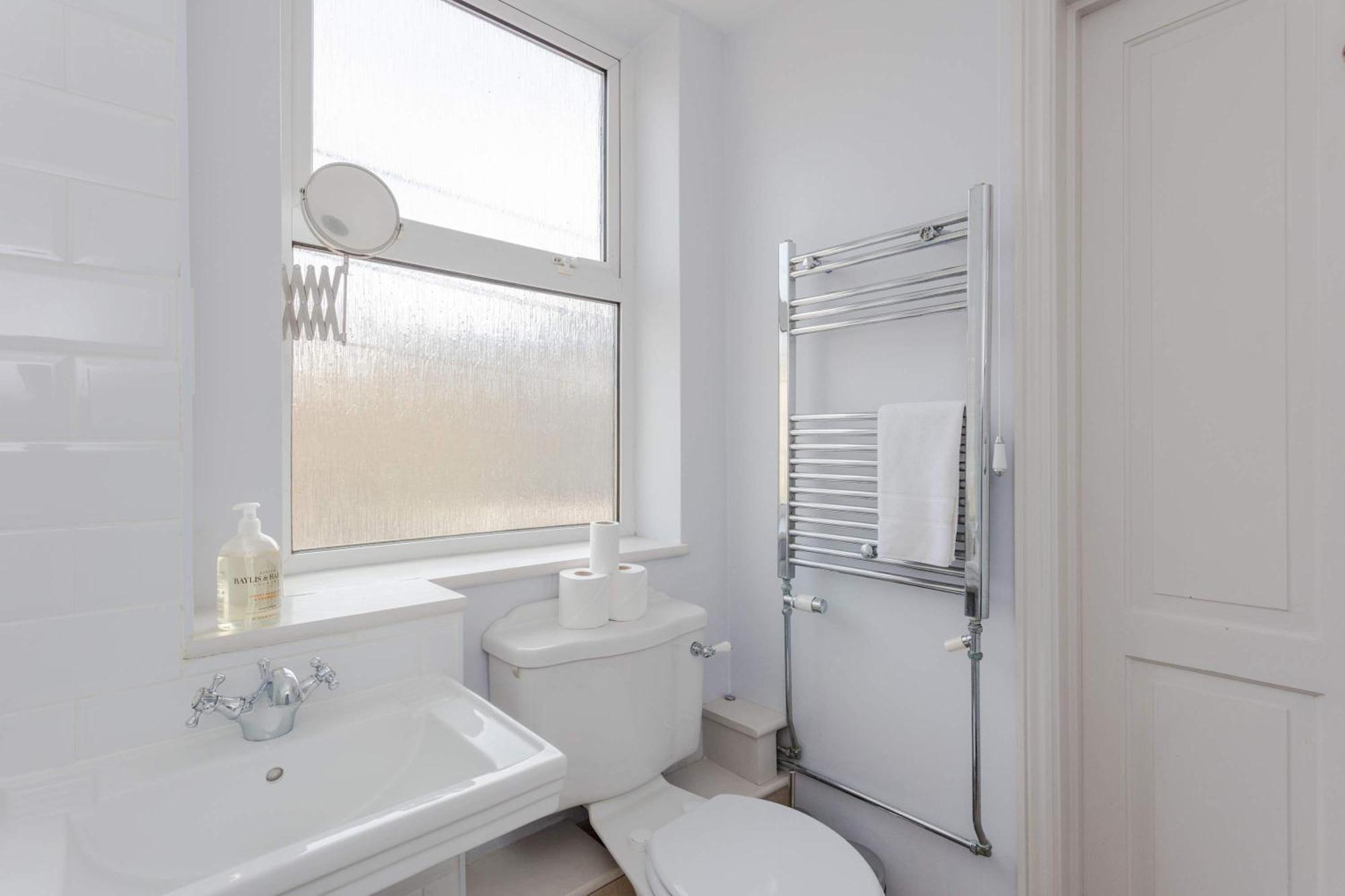 Newly Refurbished 4 Bedroom House In East Apartment London