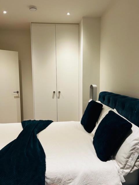 Luxury High Rise 2-bed With Lovely View In Canary Wharf * London