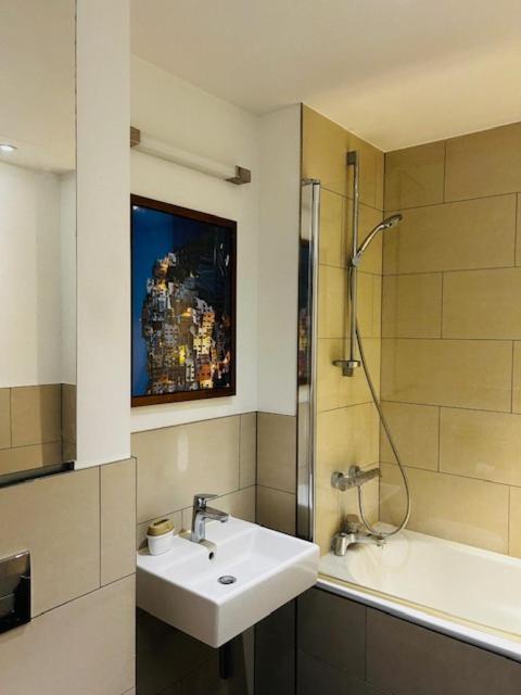 Luxury High Rise 2-bed With Lovely View In Canary Wharf * London