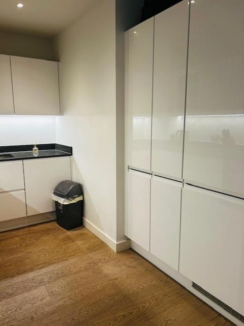 Apartment Luxury High Rise 2-bed With Lovely View In Canary Wharf