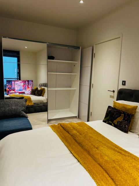 Apartment Luxury High Rise 2-bed With Lovely View In Canary Wharf London