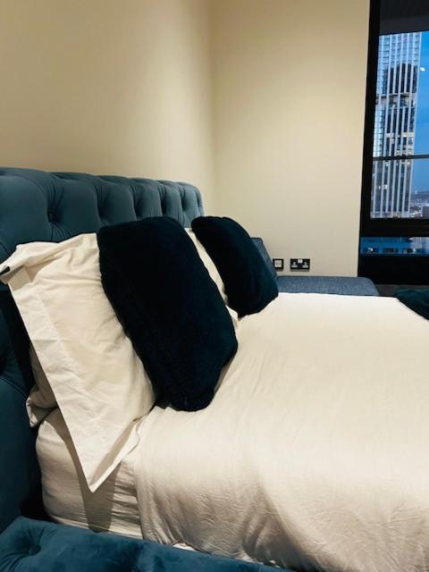 Luxury High Rise 2-bed With Lovely View In Canary Wharf London