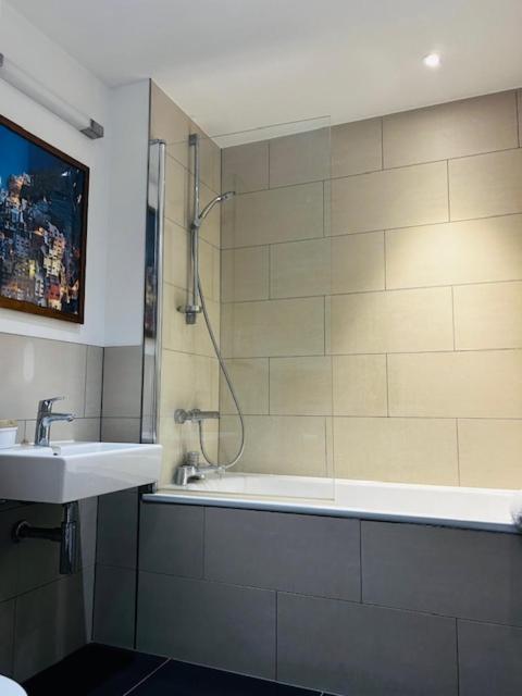 Luxury High Rise 2-bed With Lovely View In Canary Wharf *