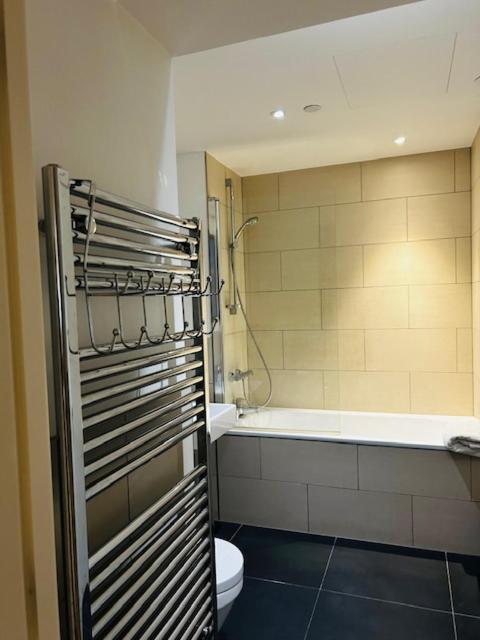 Luxury High Rise 2-bed With Lovely View In Canary Wharf London
