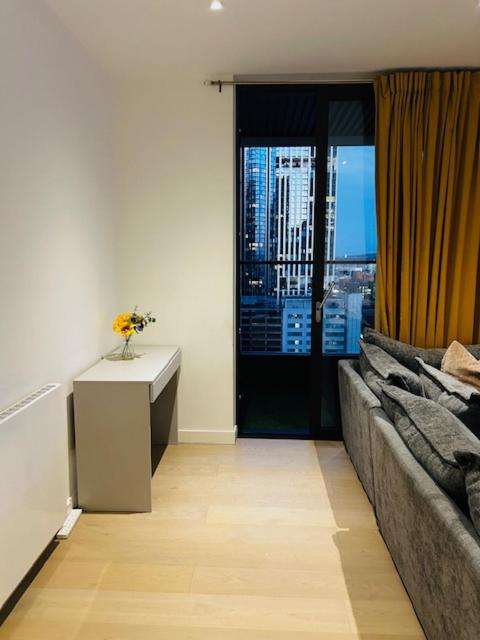 Luxury High Rise 2-bed With Lovely View In Canary Wharf London