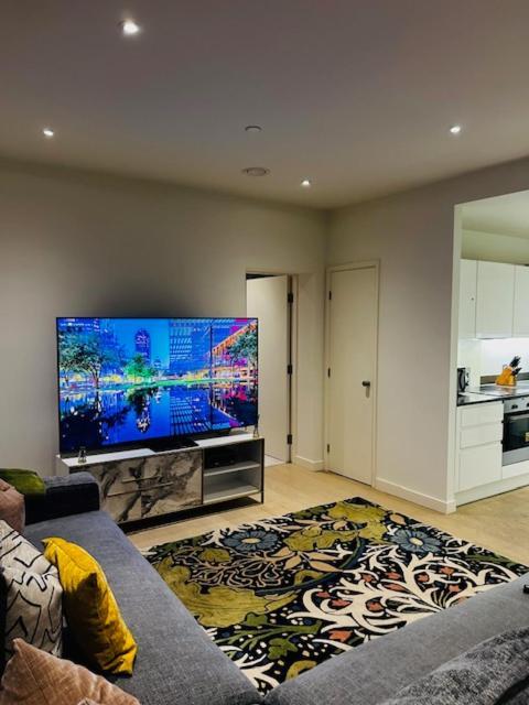 Luxury High Rise 2-bed With Lovely View In Canary Wharf London