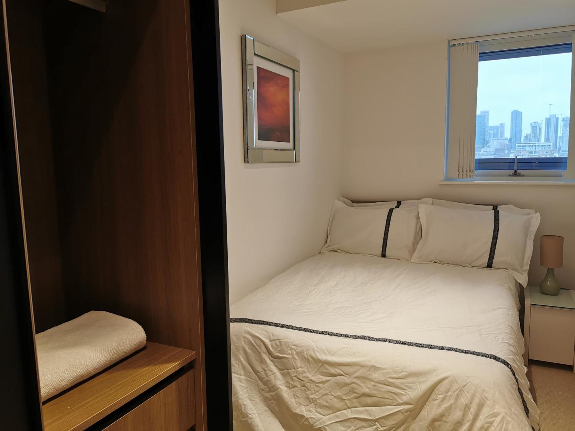 In Flat With Stunning Thames River View London