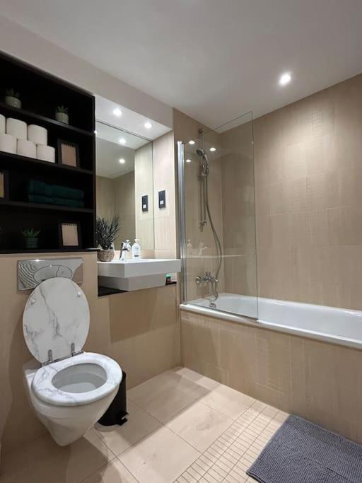 Newly Renovated & Modern 2-br Close To Canary Wharf * Londen