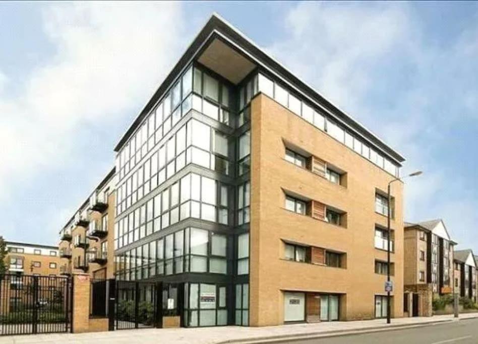 Newly Renovated & Modern 2-br Close To Canary Wharf Appartement *