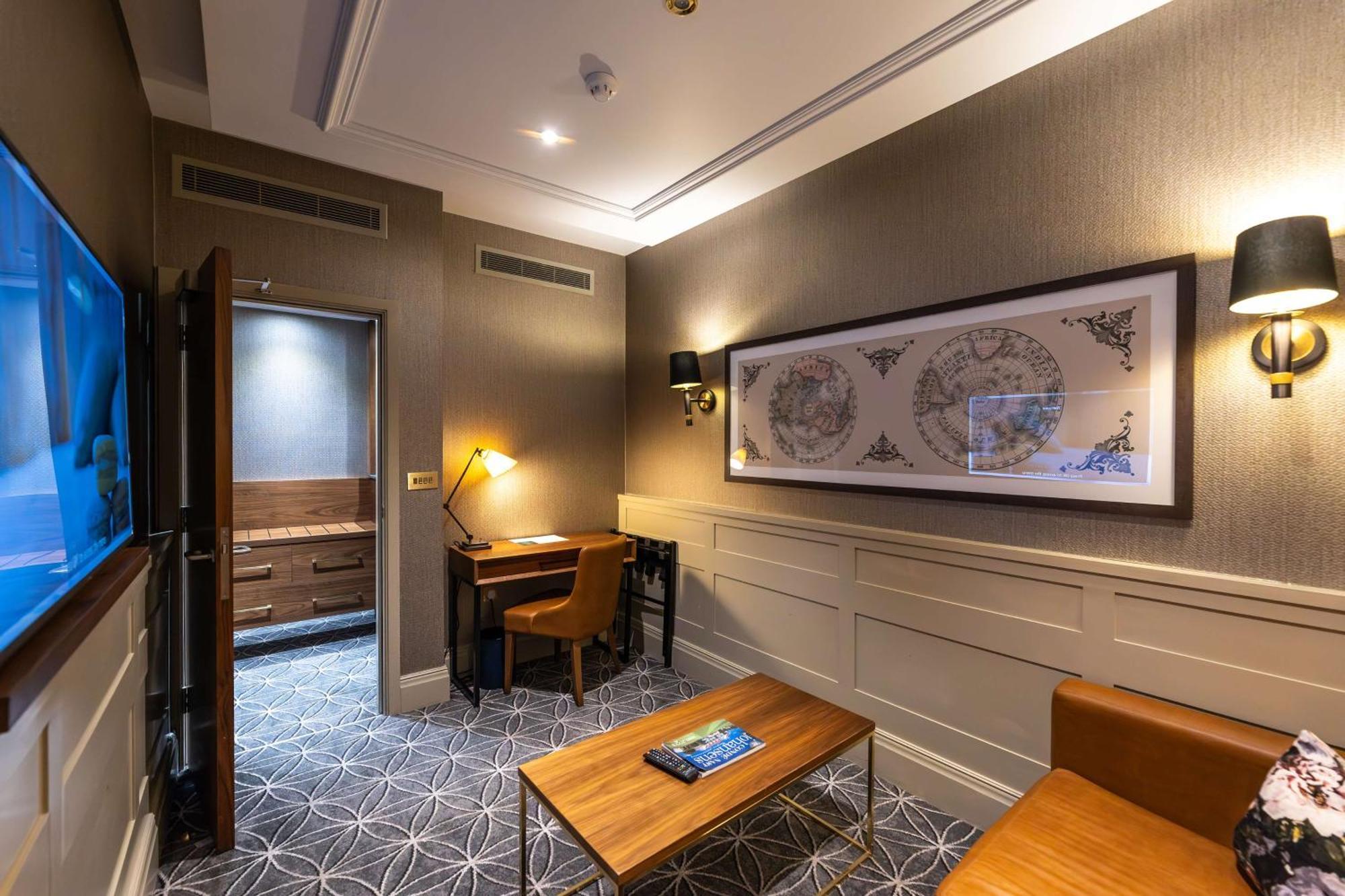 100 Queen's Gate London, Curio Collection By Hilton Londen