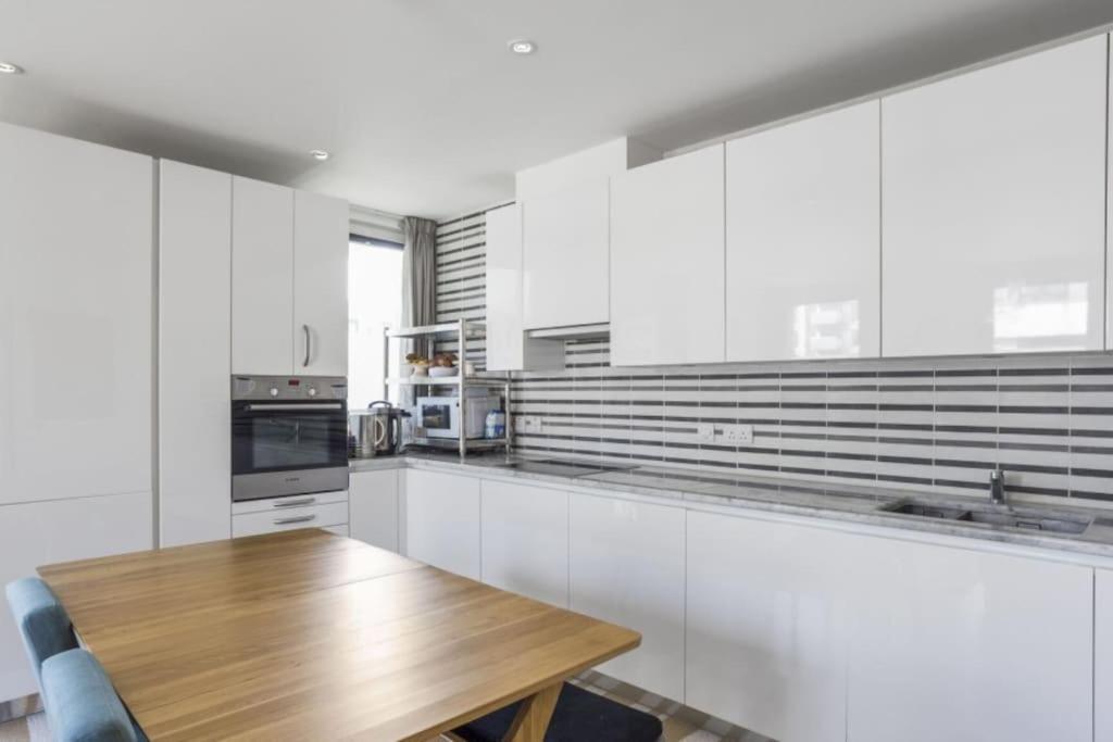 Amazing 2 Bedroom Flat In E20 Apartamento *