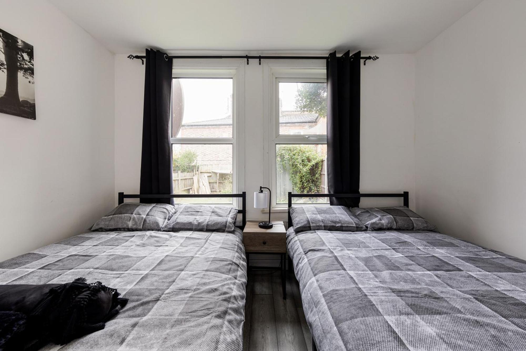 Beautifully Modern 2-bed W/garden Apartment
