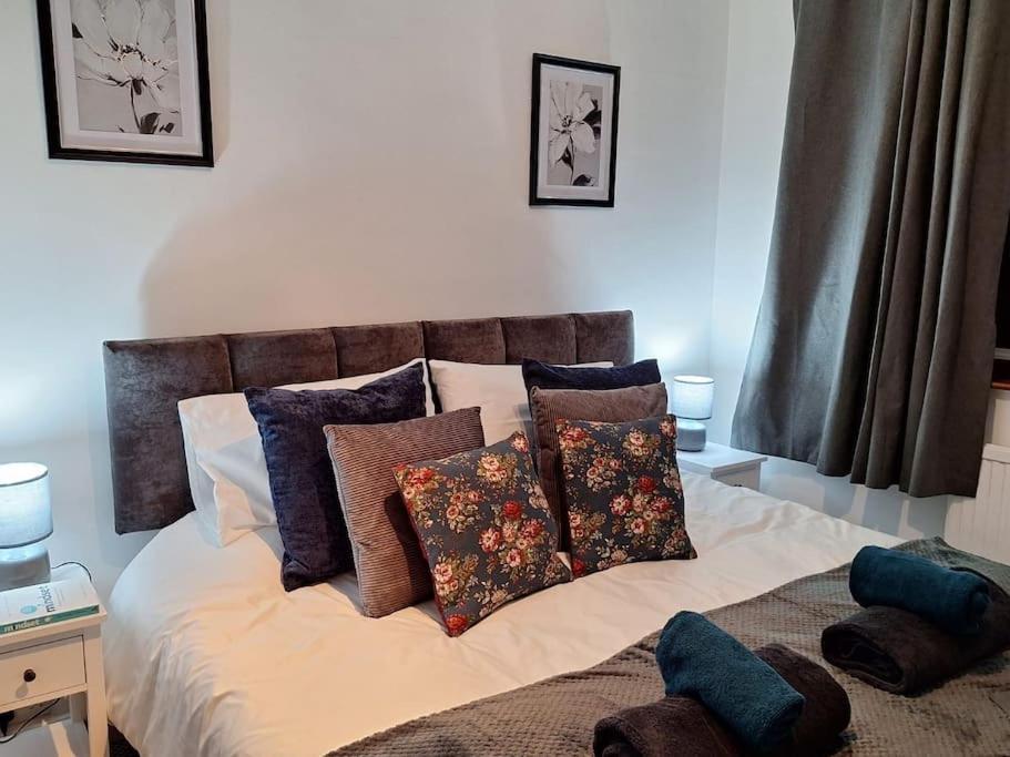 Cosy & Comfortable 3 Bed House, Office & Driveway