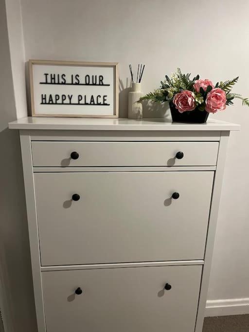 Cosy & Comfortable 3 Bed House, Office & Driveway * London