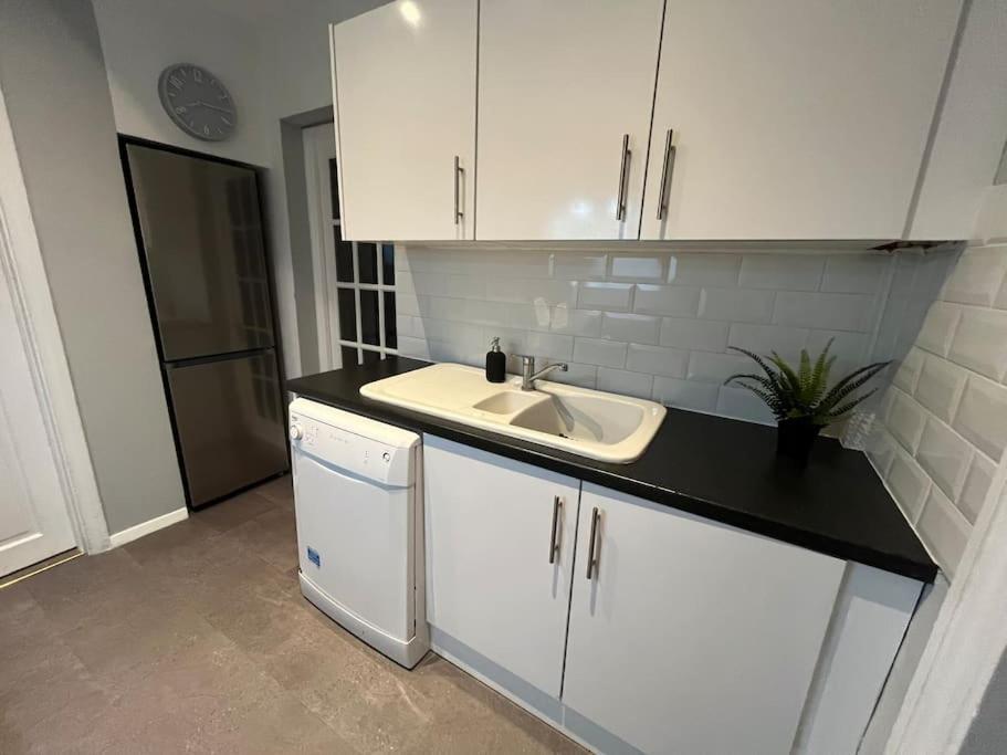 Cosy & Comfortable 3 Bed House, Office & Driveway London