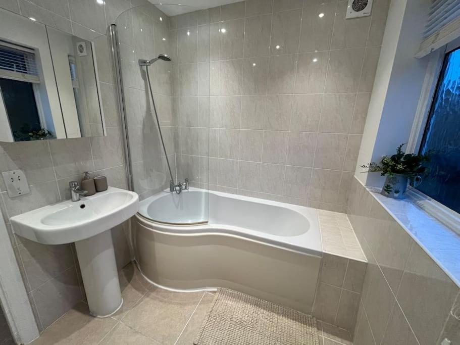 Cosy & Comfortable 3 Bed House, Office & Driveway *