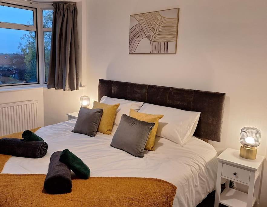 Cosy & Comfortable 3 Bed House, Office & Driveway