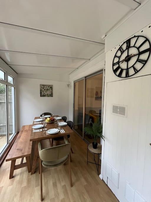 Cosy & Comfortable 3 Bed House, Office & Driveway *