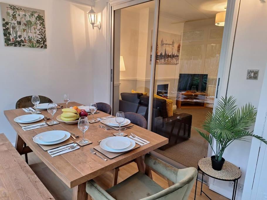 Cosy & Comfortable 3 Bed House, Office & Driveway