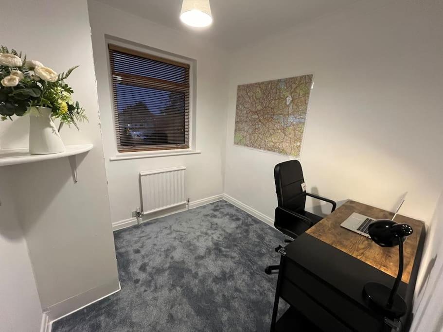 Holiday home Cosy & Comfortable 3 Bed House, Office & Driveway *