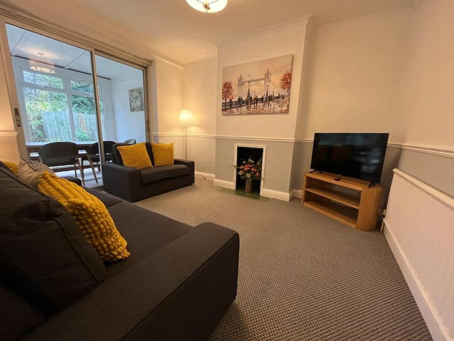 Cosy & Comfortable 3 Bed House, Office & Driveway Holiday home *