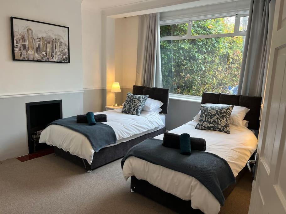 Cosy & Comfortable 3 Bed House, Office & Driveway London