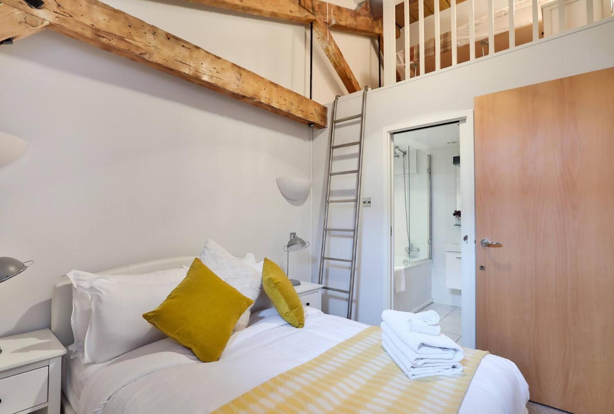 Wild Roses Serviced - Excel Warehouse 1 Apartment London