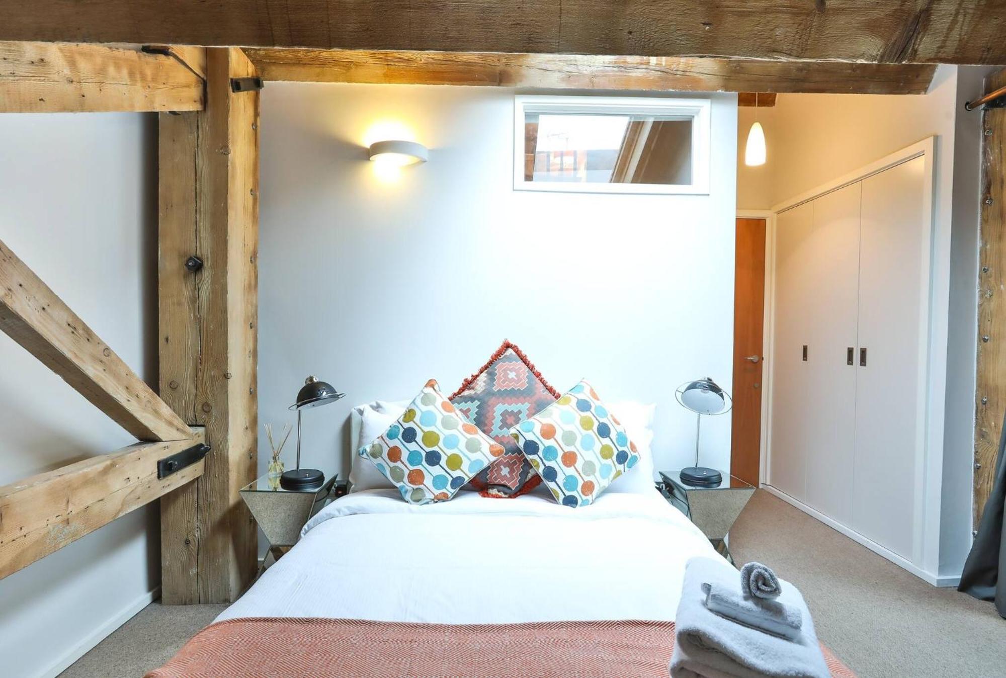 Wild Roses Serviced - Excel Warehouse 1 * London