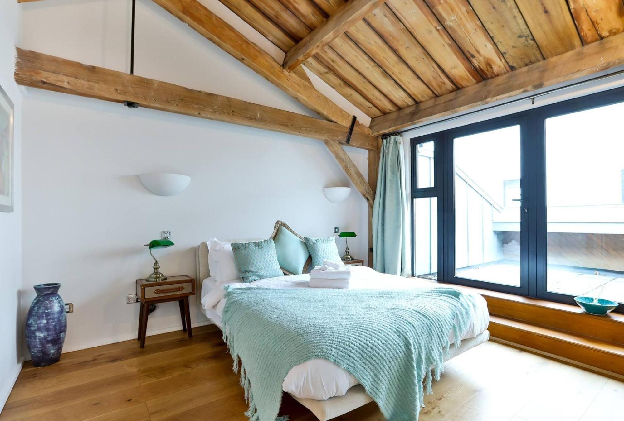 Wild Roses Serviced - Excel Warehouse 1 * London