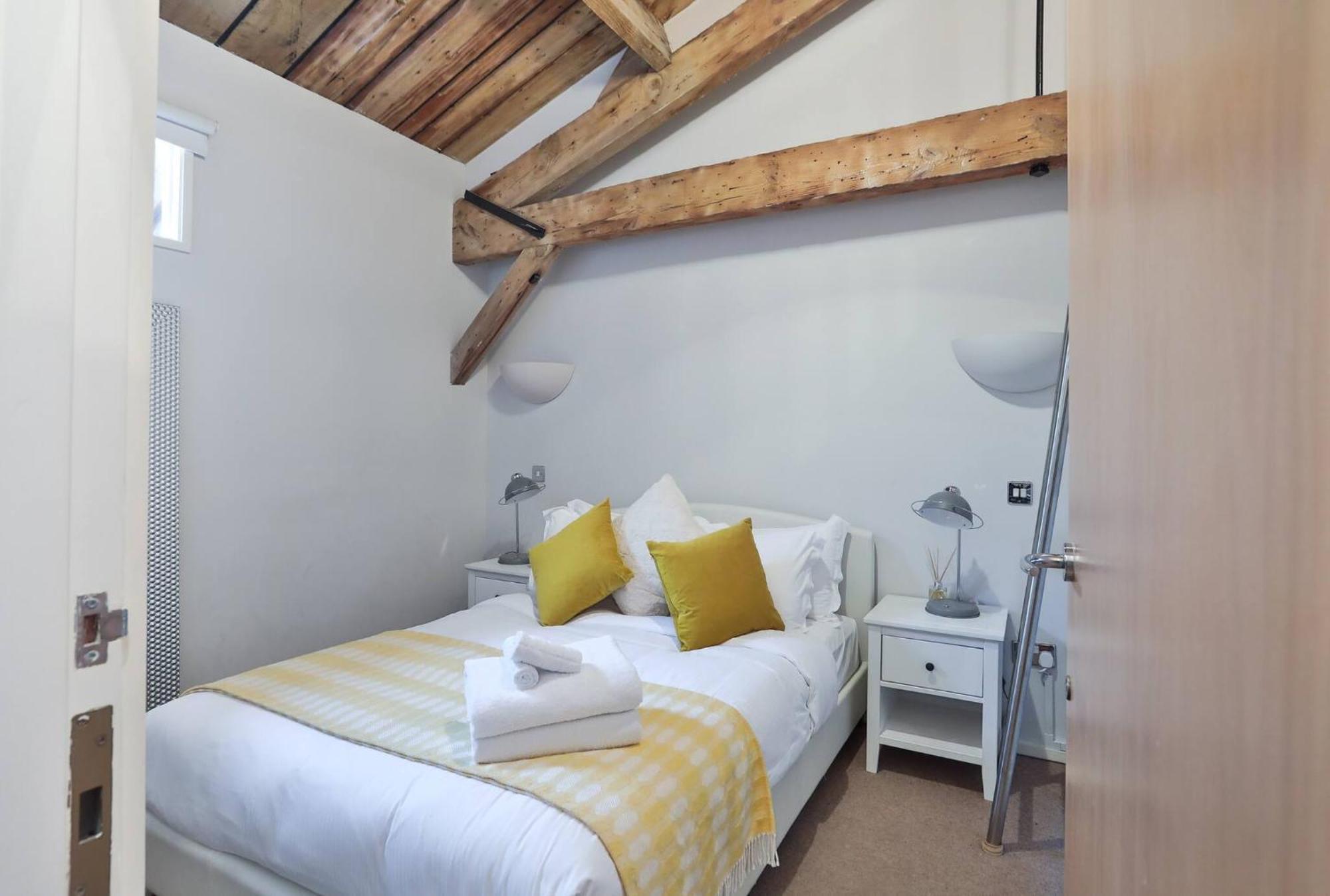 Wild Roses Serviced - Excel Warehouse 1 Apartment London