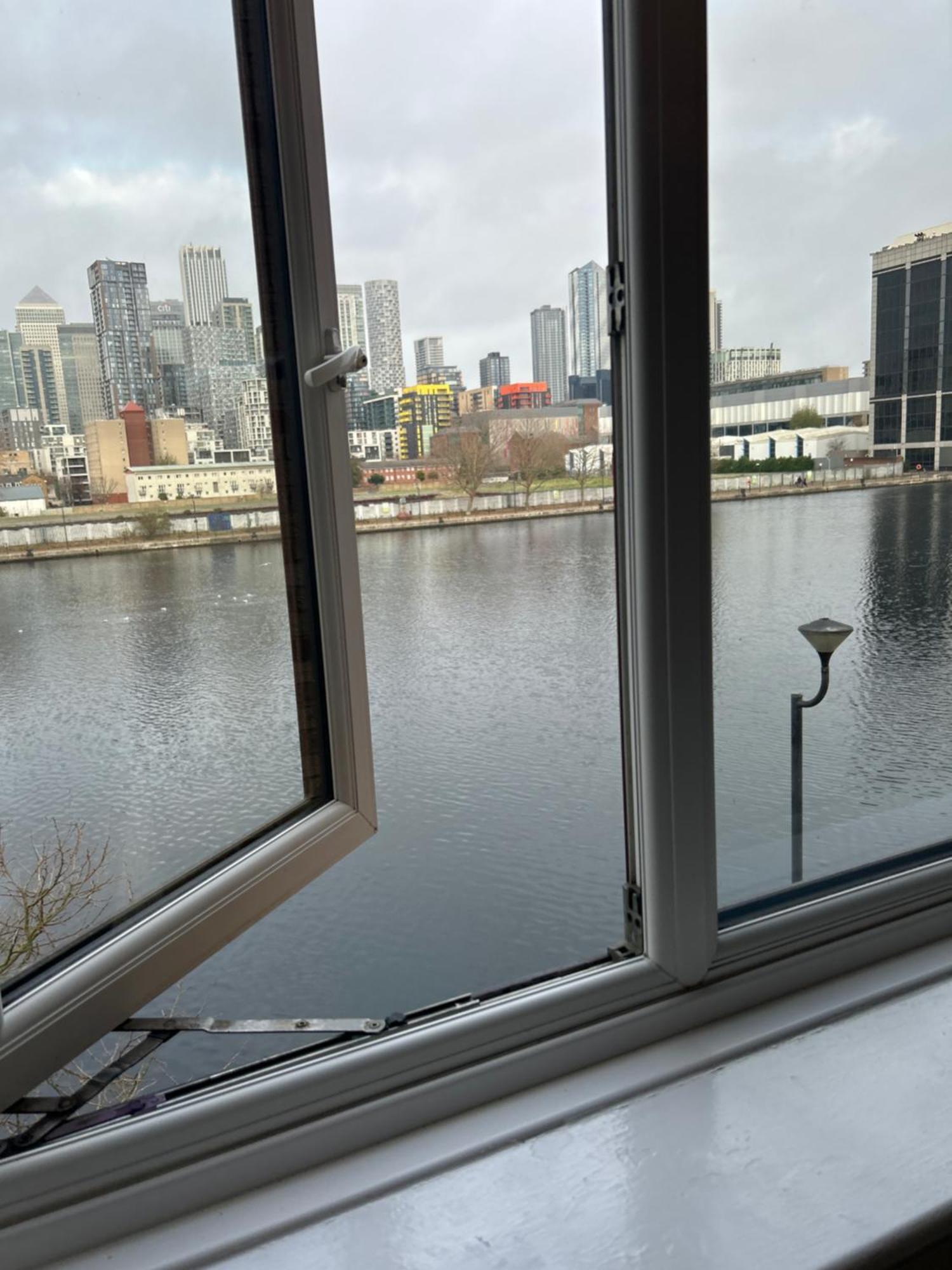 Beautiful View Near Canary Wharf Apartment London