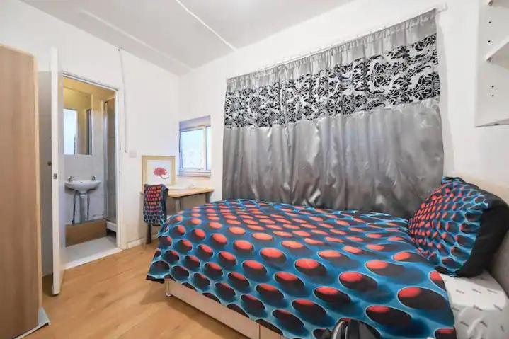 Homestay Large House In London's Trendiest Area *