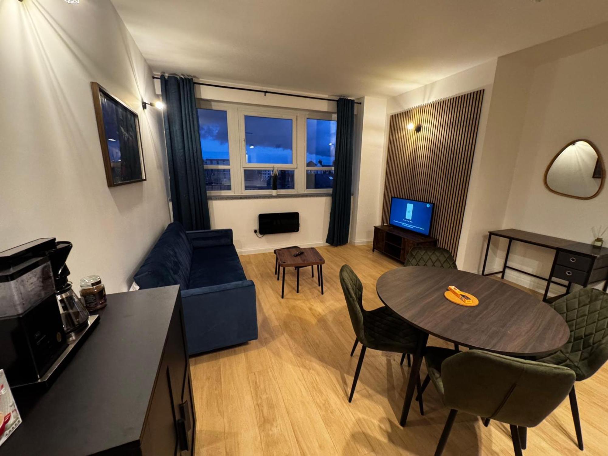 Modern 2 Bedroom 2 Bathroom Flat, Free Parking London