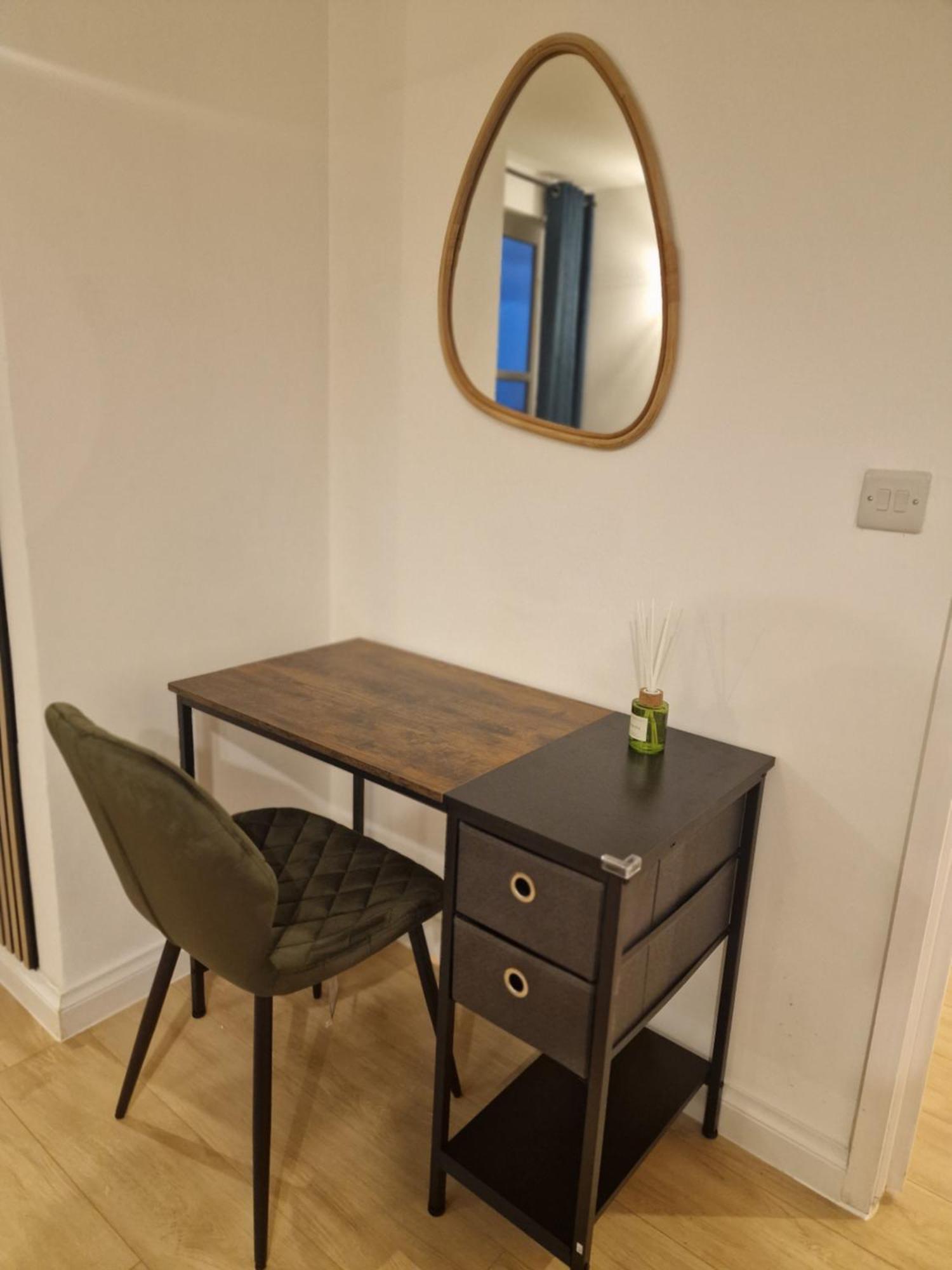 Modern 2 Bedroom 2 Bathroom Flat, Free Parking
