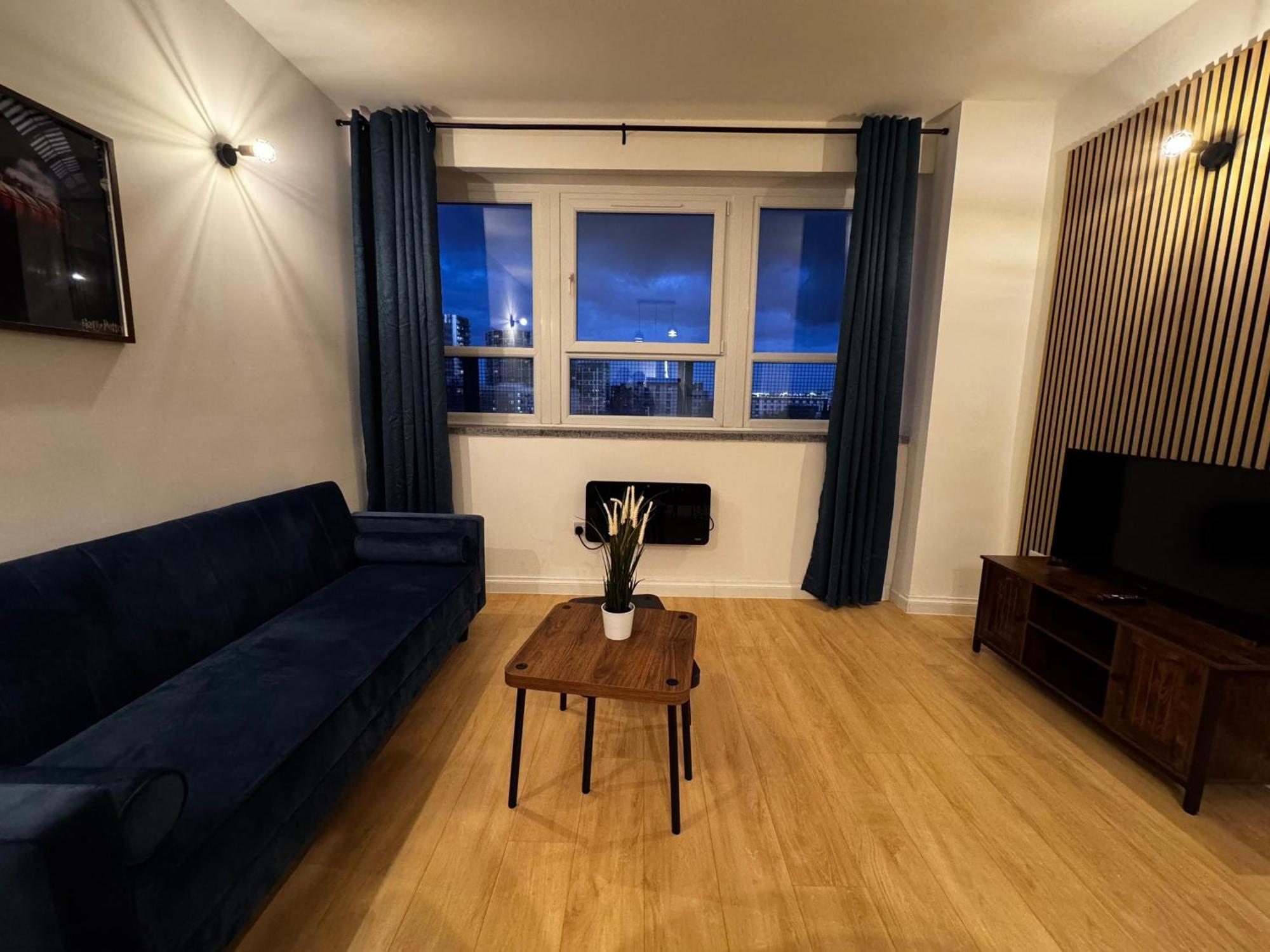 Modern 2 Bedroom 2 Bathroom Flat, Free Parking Apartment London