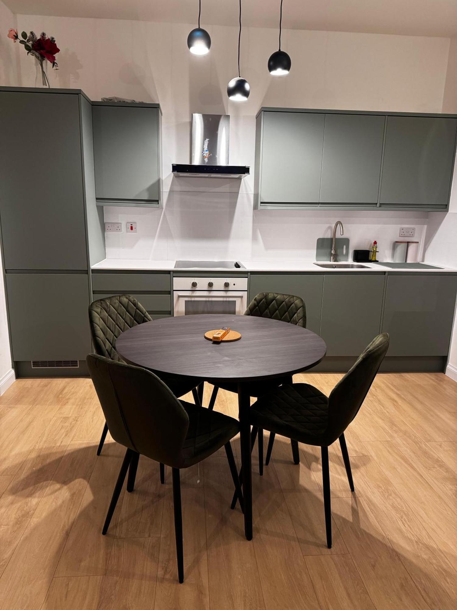 Modern 2 Bedroom 2 Bathroom Flat, Free Parking * London