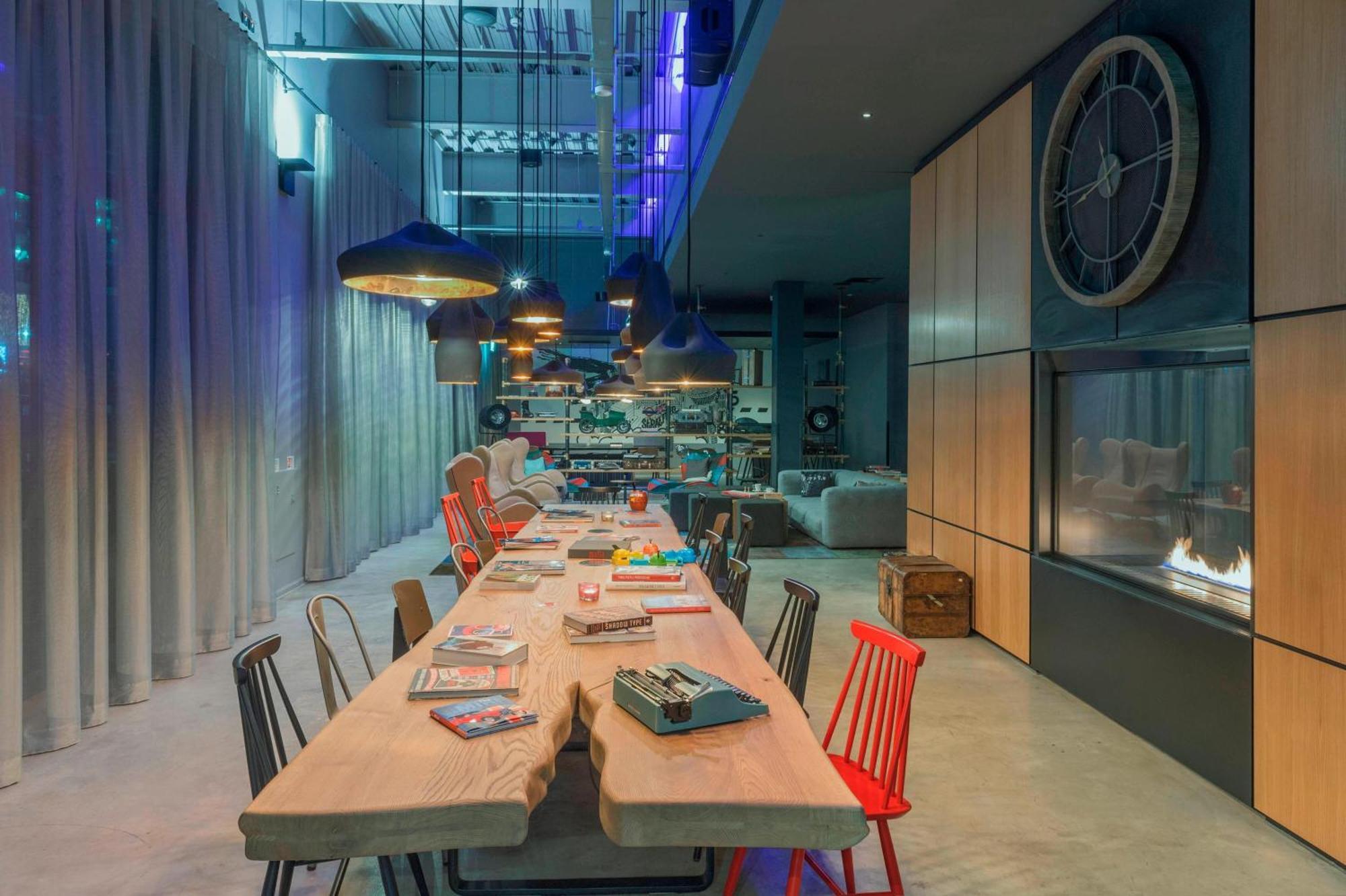 Hotel Moxy Stratford 4*
