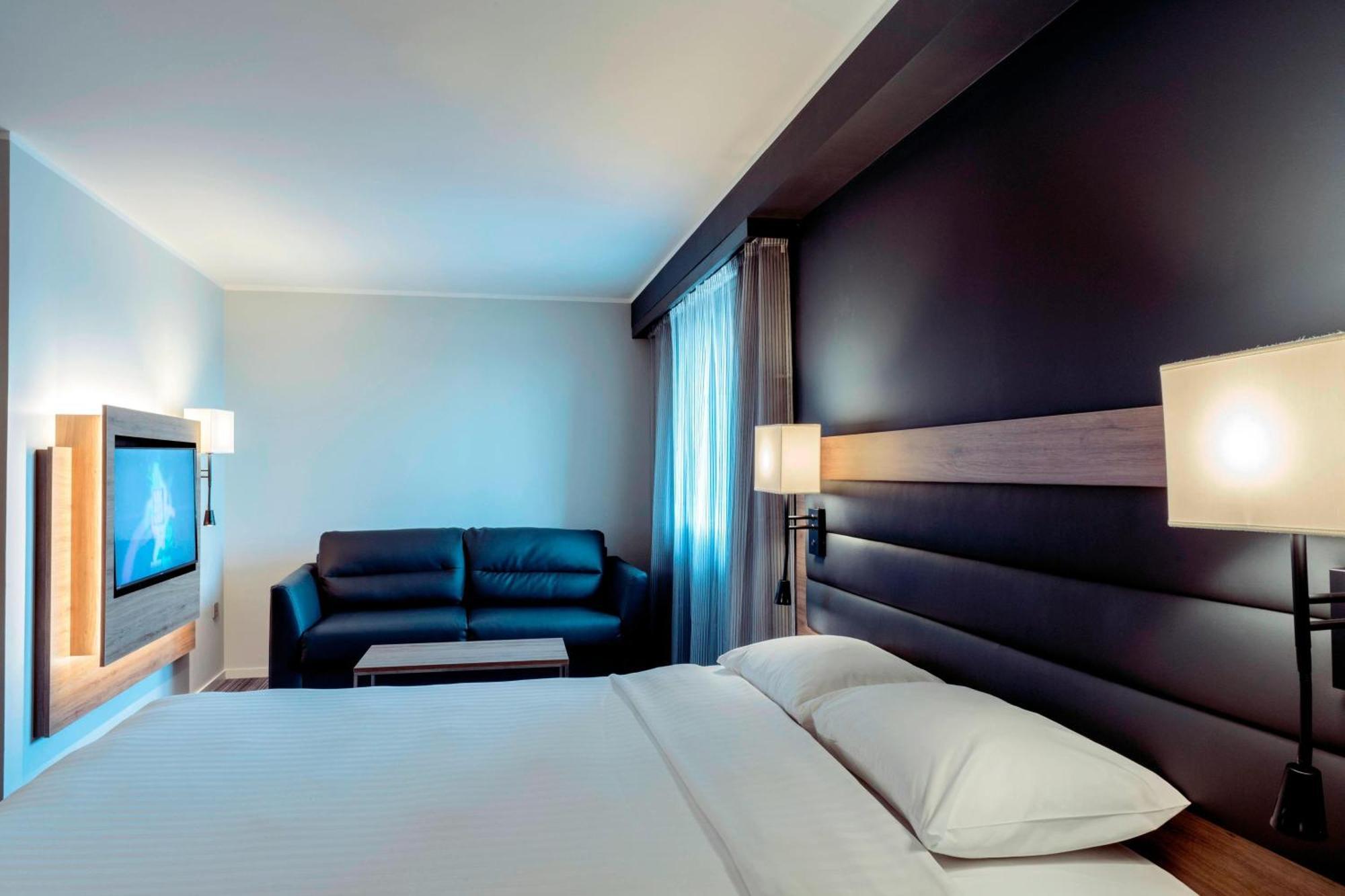 Moxy Stratford 4*