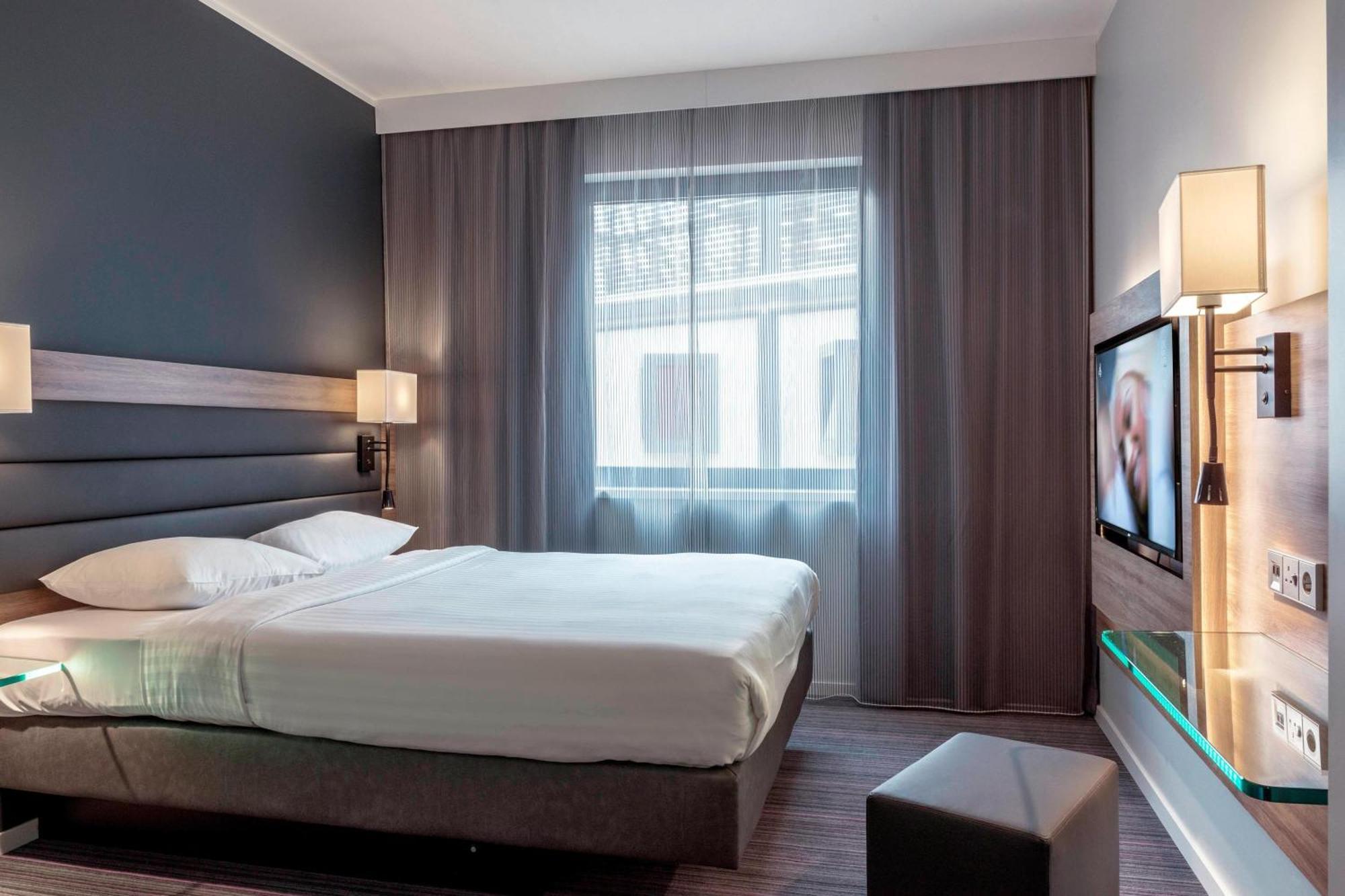 Moxy Stratford 4*
