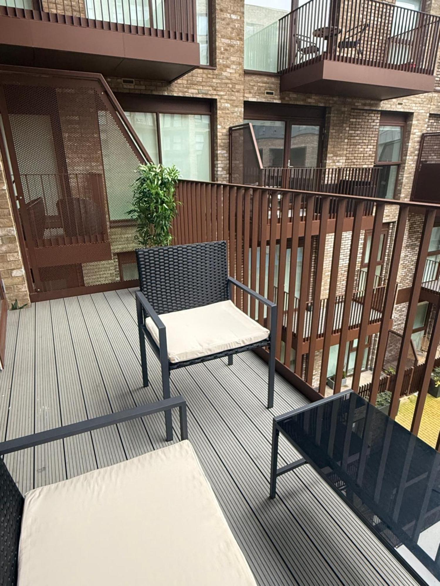 Stunning 2 Bed In Royal Wharf Next To Excel & Airport