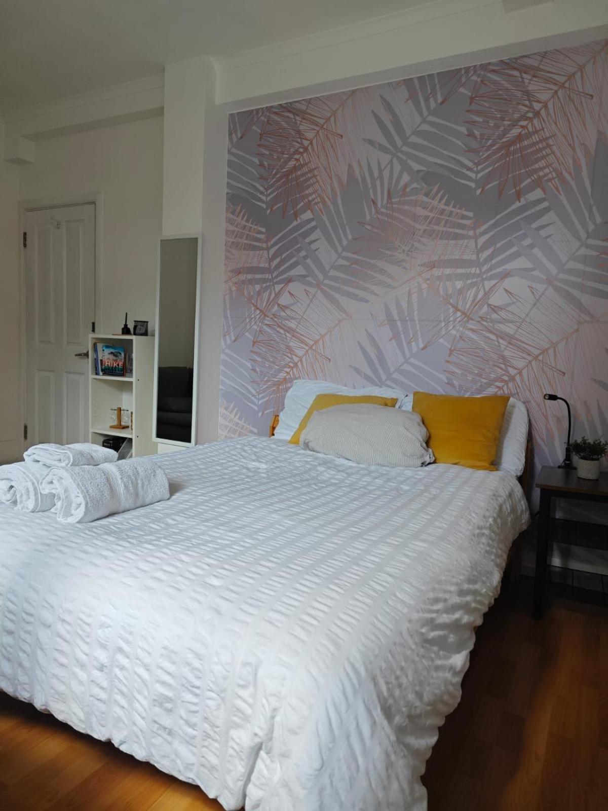 Stunning Large Double Bed Homestay