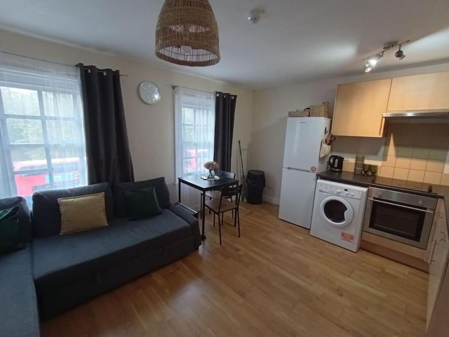 1- Bedroom Flat In London, Sleeps 4, Good Transport Link Apartment London