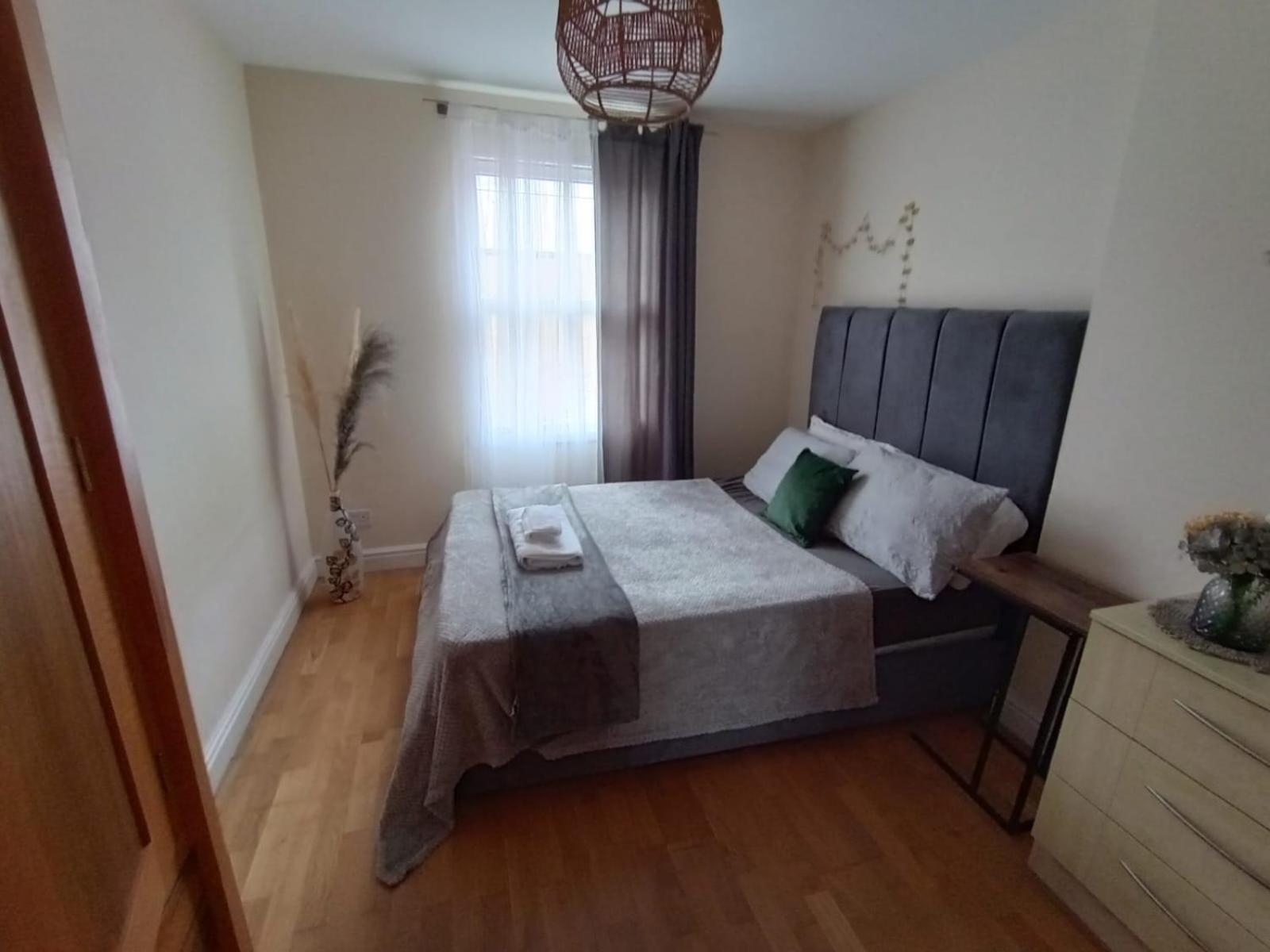 1- Bedroom Flat In London, Sleeps 4, Good Transport Link Apartment *