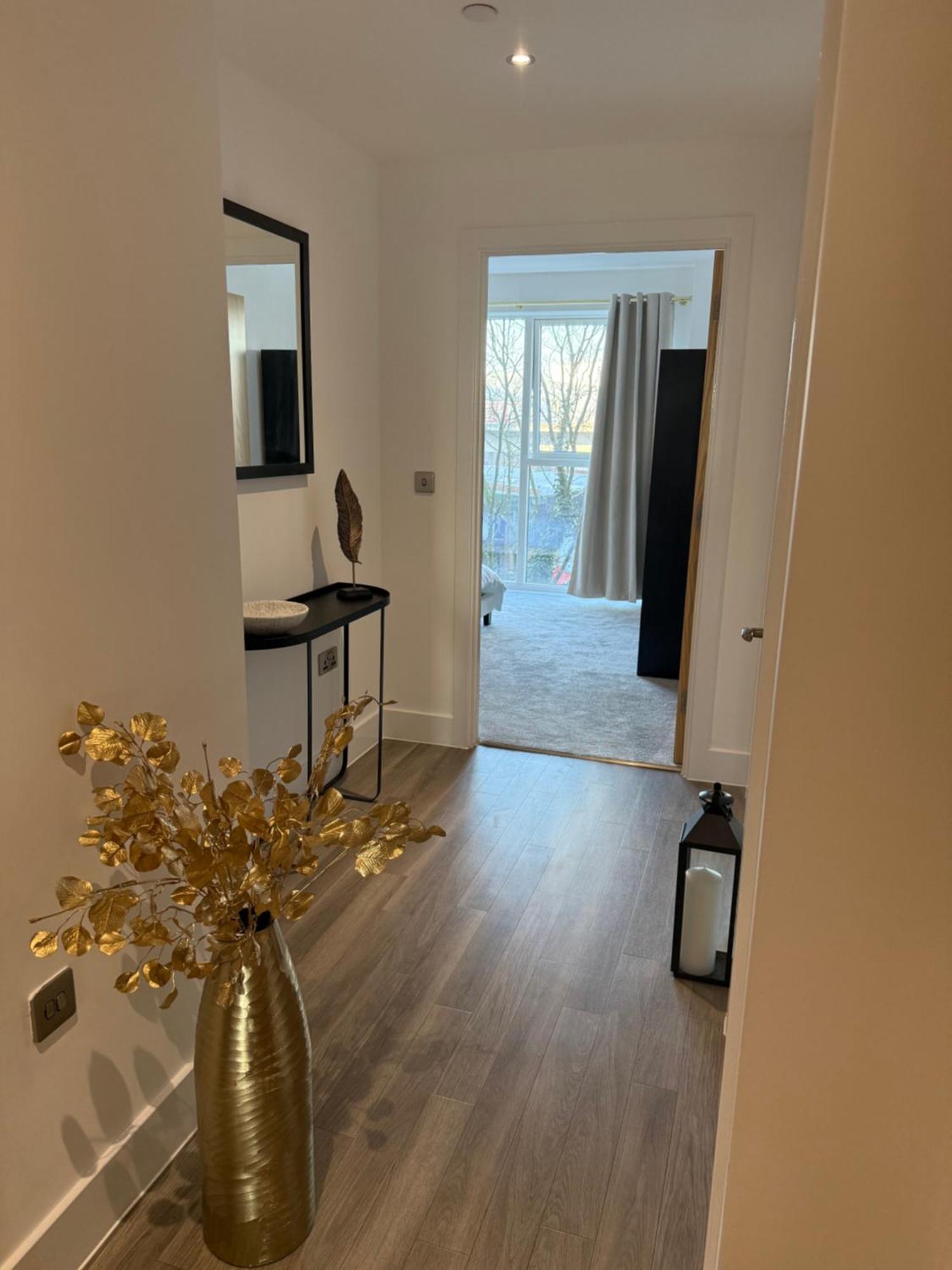 Stunning 2 Bed In Royal Wharf Next To Excel & Airport *